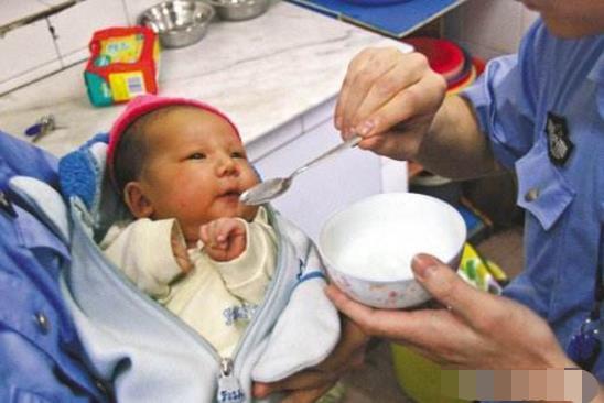 新生儿的第一口，是吃母乳，还是喝水？这一点对宝宝发育很重要！