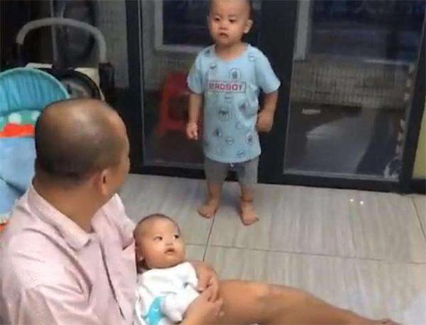 儿子看到爸爸抱着弟弟，满屋子都是醋味，小眼神里充满杀气！