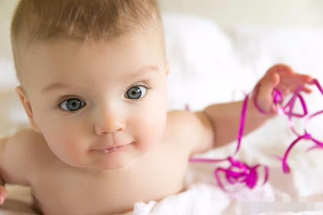 若宝宝身上有这2个特征，爸妈偷着乐吧，这是来向你“报恩”呢！