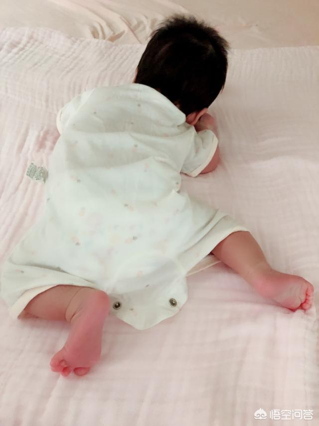 大人如何陪新生儿玩呢？