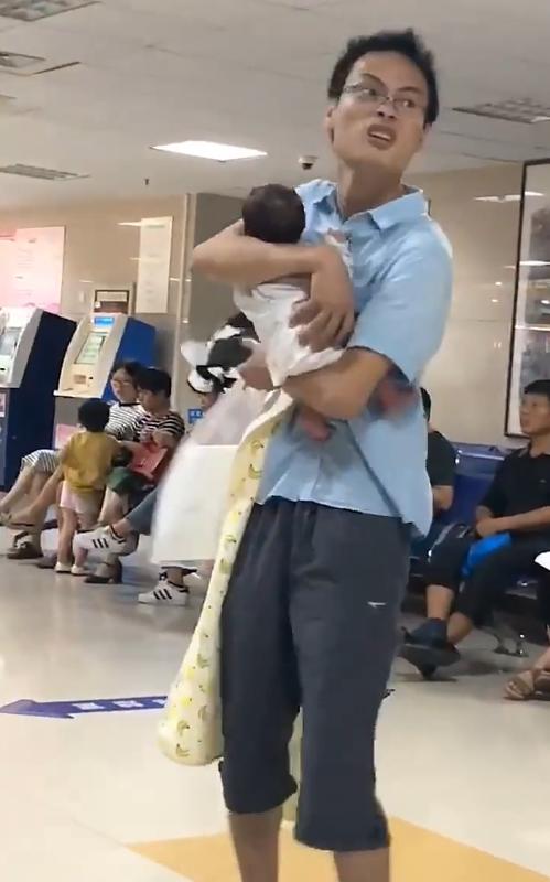 “尴尬爸爸”走红网络，一脸懵圈太逗了，看得网友不禁纷纷吐槽