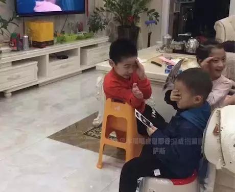 “妈妈，他们在干嘛？”孩子看到亲密画面，别再傻傻地捂眼睛