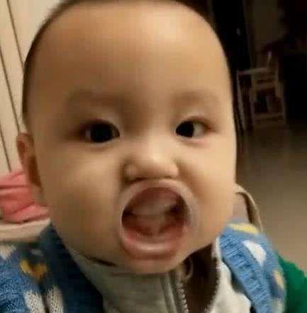 宝妈带宝宝家中玩耍，去趟洗手间的功夫，宝宝变这样，宝妈笑喷
