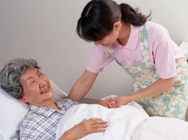 怀孕生娃婆婆没搭过手，她老了我该咋做？四种答案比说不管高明