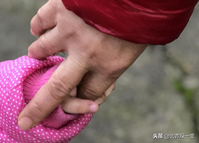 3岁艾滋女童的笑与泪：母亲感染后，未做阻断治疗生下了她