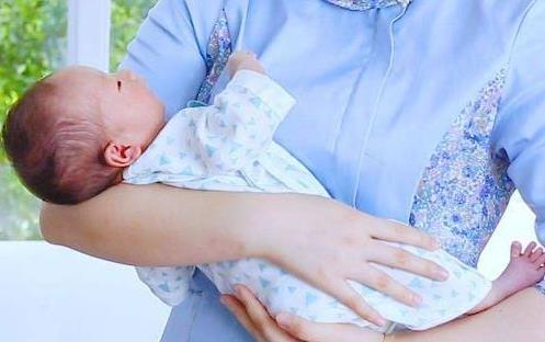 妈妈“产后”在这个时间来月经，子宫恢复的很好，就偷着乐吧！