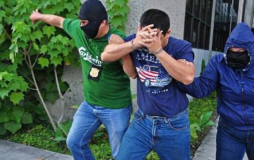 史上最笨接生医生，拿黑人的小孩给白人夫妇掉包后被抓