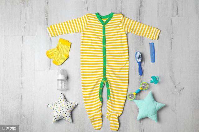 冬天生宝宝，给婴儿带连体衣进产房还是带分体衣进产房比较好？