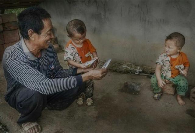 双胞胎跟父母上工地，走失一个，父母找到后让人心疼