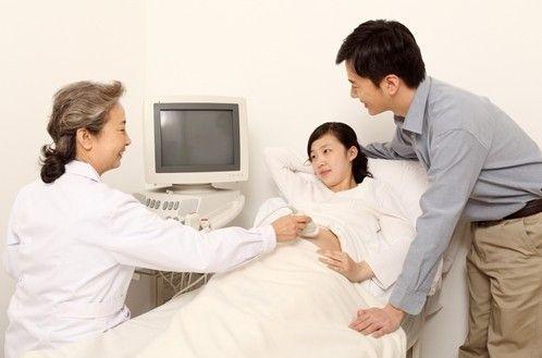 怀孕3个月意外流产，清宫前发现子宫里有一个小东西，家人乐坏了