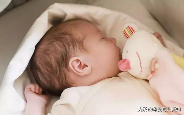 宝宝都奶睡、抱睡？宝宝哄睡6大禁忌，别哄睡不成反惹一身病！