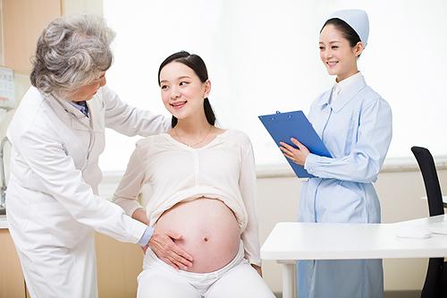 二胎宝妈没在意，肚子太大六个月才去产检，医生怒怼：早干嘛去了
