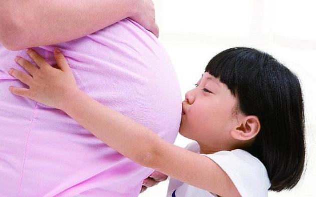 生了双胞胎后再次怀孕，婆婆却说不要，宝宝出生后，大喊：福星