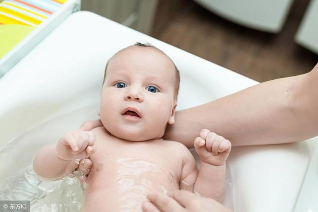 呵护新生儿：给新生儿洗澡有讲究，该如何给新生儿宝宝洗澡呢？