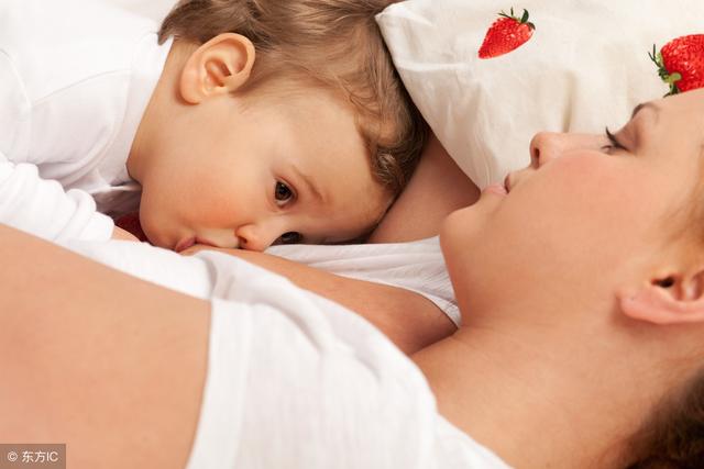 母乳喂养：宝宝爱吃夜奶，是躺着喂还是抱着喂更好？