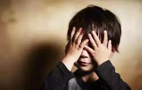 “妈妈，今天老师把我推下楼了！”——孩子告状，是真的吗？