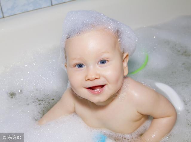 呵护新生儿：给新生儿洗澡有讲究，该如何给新生儿宝宝洗澡呢？