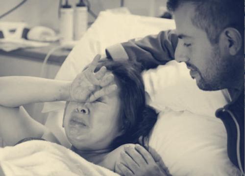 一直以为怀的是女儿，却生了一个儿子，这位妈妈的表情好有共鸣