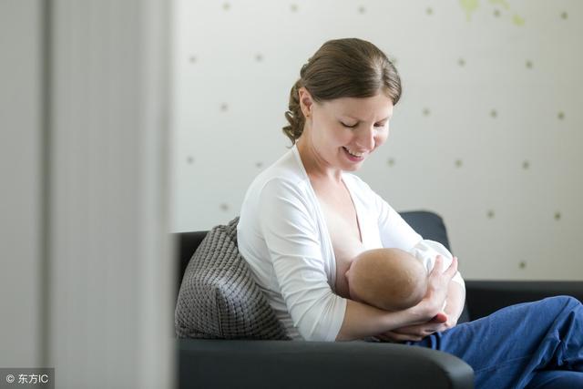 母乳喂养：宝宝爱吃夜奶，是躺着喂还是抱着喂更好？