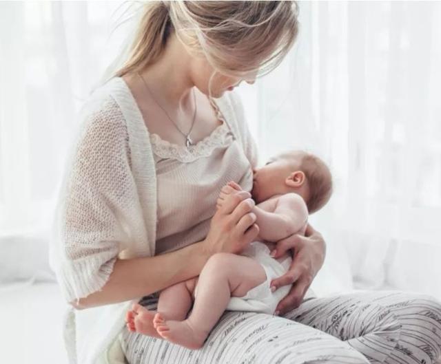 母乳喂养是宝宝的黄金干粮，但是以下几种情况的妈妈最好不要喂