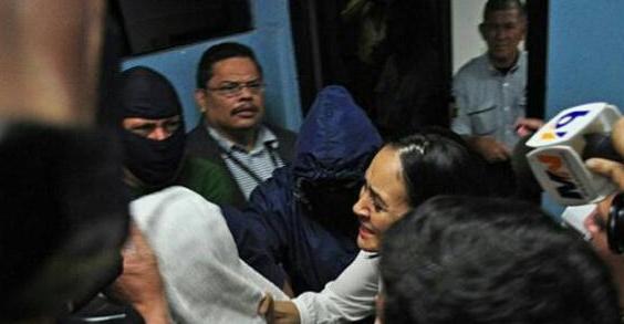 史上最笨接生医生，拿黑人的小孩给白人夫妇掉包后被抓