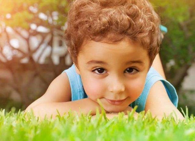 自家孩子傻得可爱，做出的事情让人笑掉大牙，孩子长点心吧