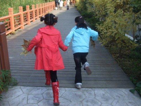 这是让孩子分房睡的最晚年龄，再晚影响心理“早熟”，父母要舍得