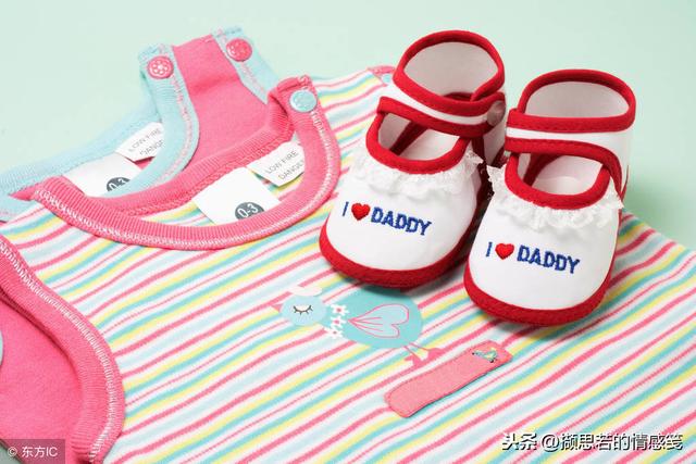 怀孕3个月，我喜滋滋地准备婴儿衣，老公却盯着1张照片发呆