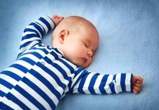 宝宝睡觉喜欢“投降”到底好不好？知道这些原因，家长就明白了！