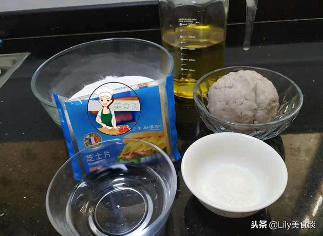 这早餐饼，配方简单，粉糯软乎，儿子吃嗨了，我三天两头准做一锅