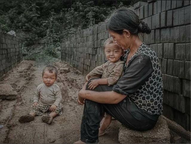 双胞胎跟父母上工地，走失一个，父母找到后让人心疼