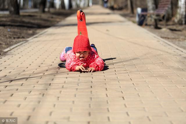 宝宝头着地摔个大包，要马上送医院吗？