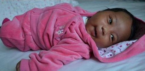 史上最笨接生医生，拿黑人的小孩给白人夫妇掉包后被抓