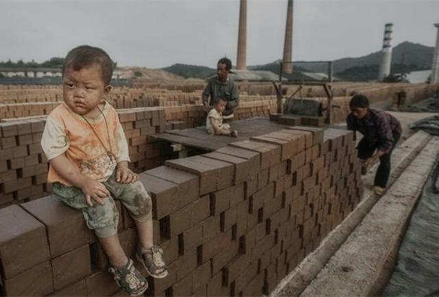 双胞胎跟父母上工地，走失一个，父母找到后让人心疼