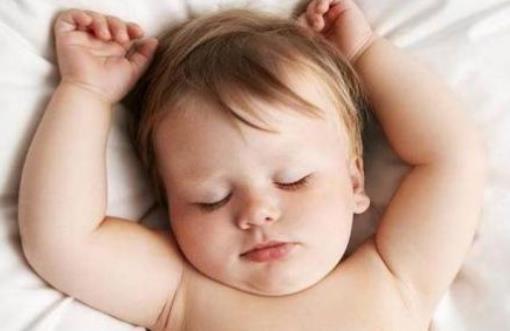宝宝睡觉喜欢“投降”到底好不好？知道这些原因，家长就明白了！