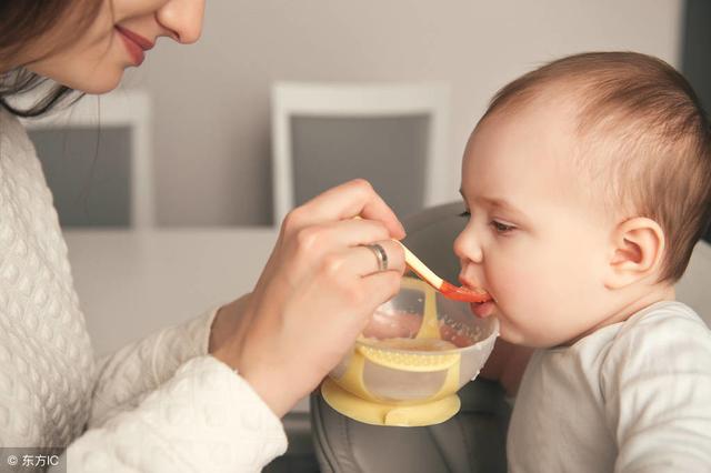 婴儿几个月吃米粉最合适？给宝宝添加米粉喂养，应该注意些什么？