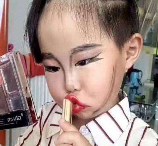 女儿学妈妈化妆，真心漂亮极了，网友：孩子妈妈肯定美极了