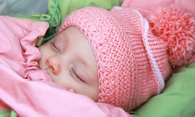 孩子手脚发凉就是冷吗？只有这 3 种情况要注意