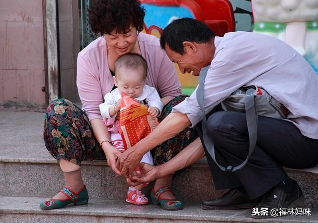 长辈带娃都“隔辈亲”? 学会这3点，与公婆一起科学带娃