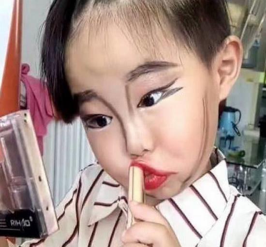 女儿学妈妈化妆，真心漂亮极了，网友：孩子妈妈肯定美极了