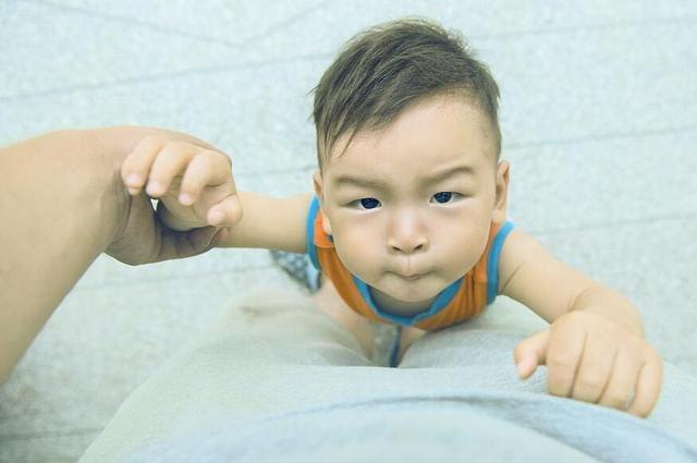 孩子走两步就要抱抱？这四种情况下别拒绝，抱抱对他成长有好处