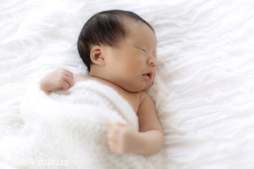 生了第胎后，许多家庭会遇到四个问题 他们应该如何解决的？