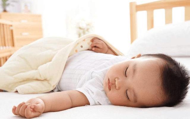 宝宝头睡偏了真的会影响智力发育吗？该如何预防？