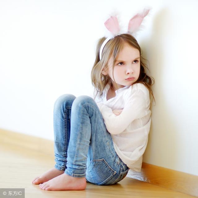 女孩被同学骂“白痴”而不想上学，是父母这些举动害惨了孩子！