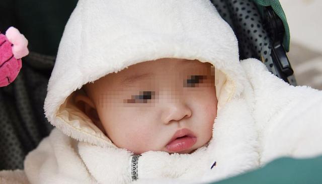 孩子手脚发凉就是冷吗？只有这 3 种情况要注意