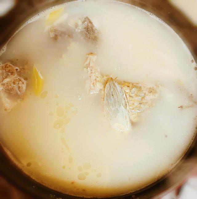 谢娜给双胞胎女儿做鱼汤面辅食，明星辣妈秀厨艺！