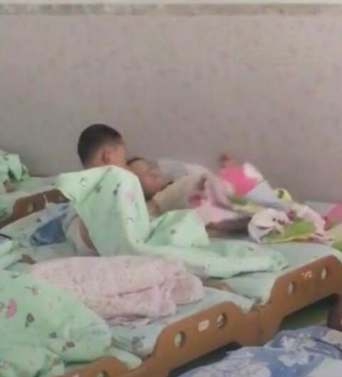 监控拍下幼儿园午休时一幕，老师将其发给家长，家长哭笑不得