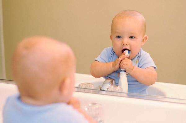 宝宝多大开始刷牙适合？乳牙萌出前，该如何给宝宝清洁口腔？