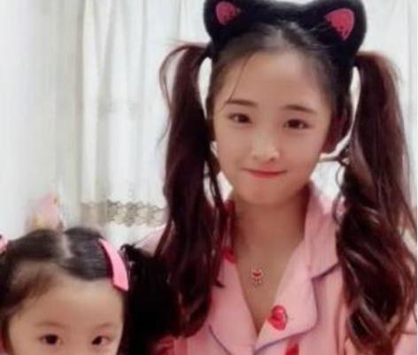 抖音“睡衣母女”火了，妈妈比女儿还萌：爸爸拯救世界