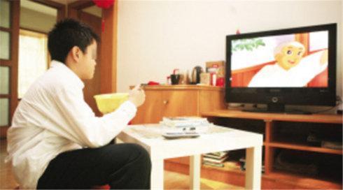 想让孩子自己吃饭，家长却还在这么做，殊不知这是在害孩子